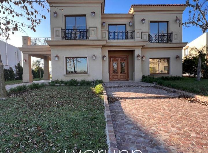 Casa · 335m² · 6 Ambientes · 2 Cocheras