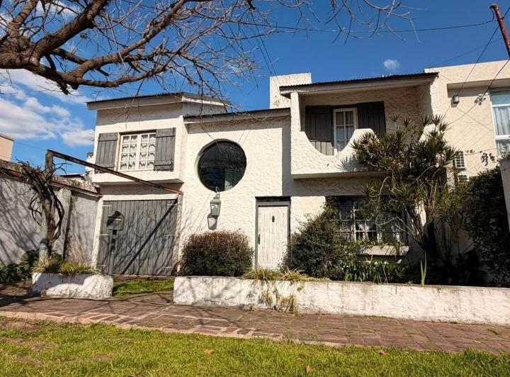 Casa · 200m² · 5 Ambientes · 2 Cocheras