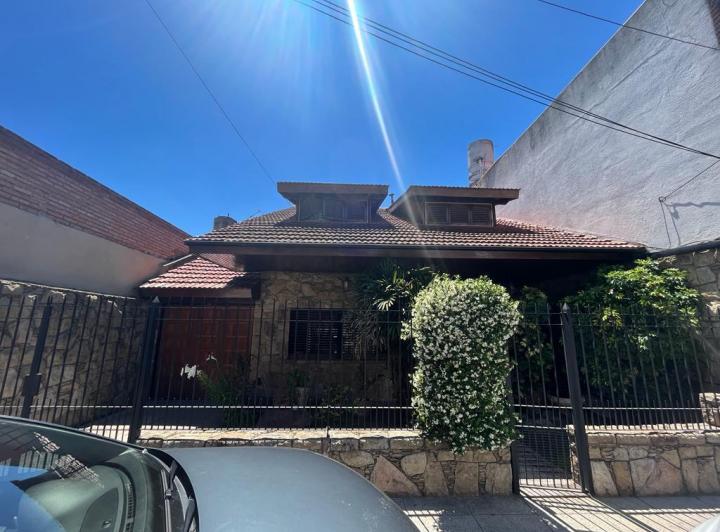 Casa · 320m² · 5 Ambientes · 4 Cocheras