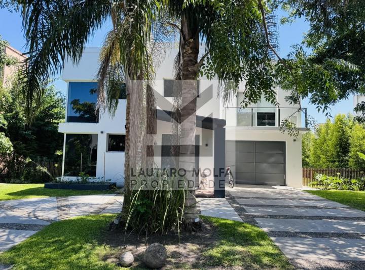 Casa · 240m² · 4 Ambientes · 1 Cochera