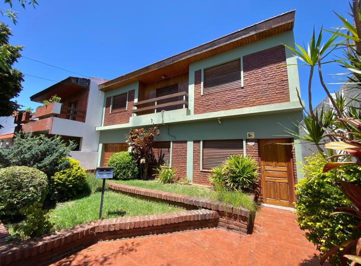 Casa · 170m² · 4 Ambientes · 2 Cocheras