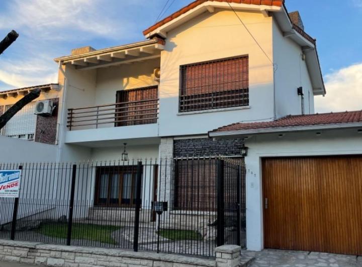 Casa · 250m² · 4 Ambientes · 2 Cocheras