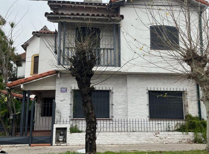 Casa · 200m² · 6 Ambientes · 2 Cocheras