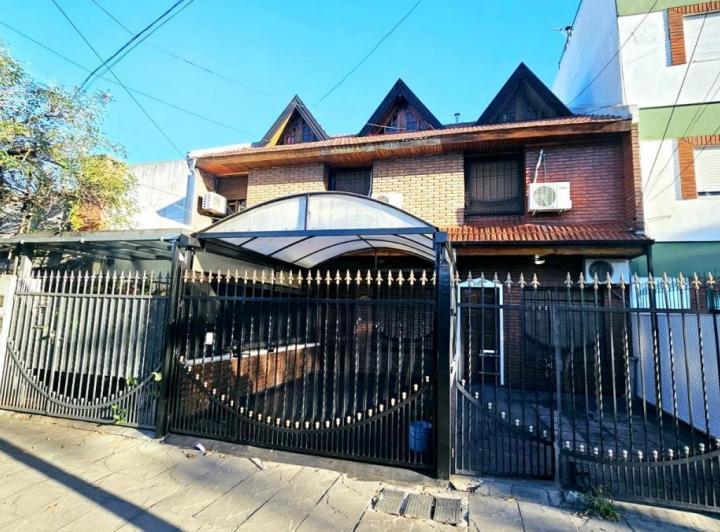 Casa · 75m² · 4 Ambientes · 1 Cochera