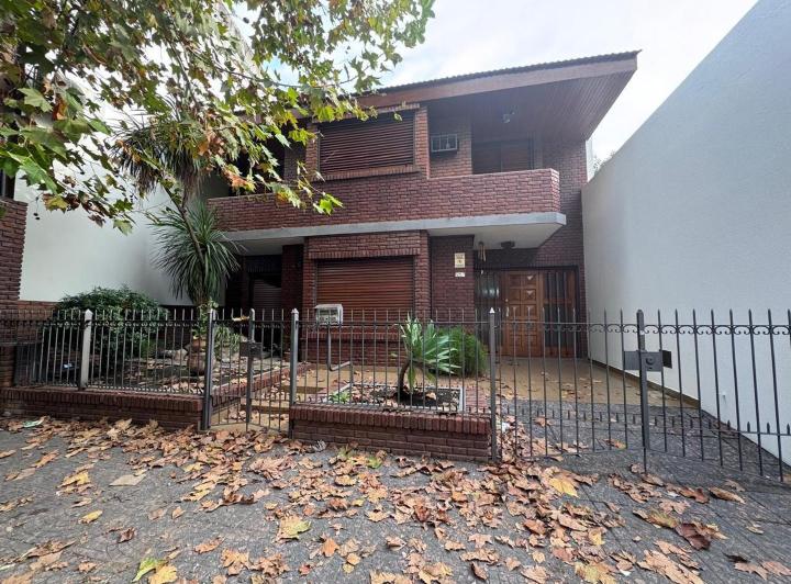 Casa · 250m² · 5 Ambientes · 2 Cocheras