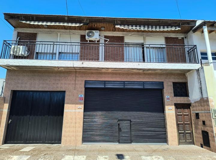 Casa · 220m² · 4 Ambientes · 2 Cocheras