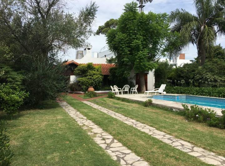 Casa · 300m² · 6 Ambientes · 3 Cocheras