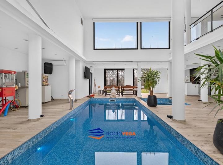 Casa · 349m² · 4 Ambientes · 6 Cocheras