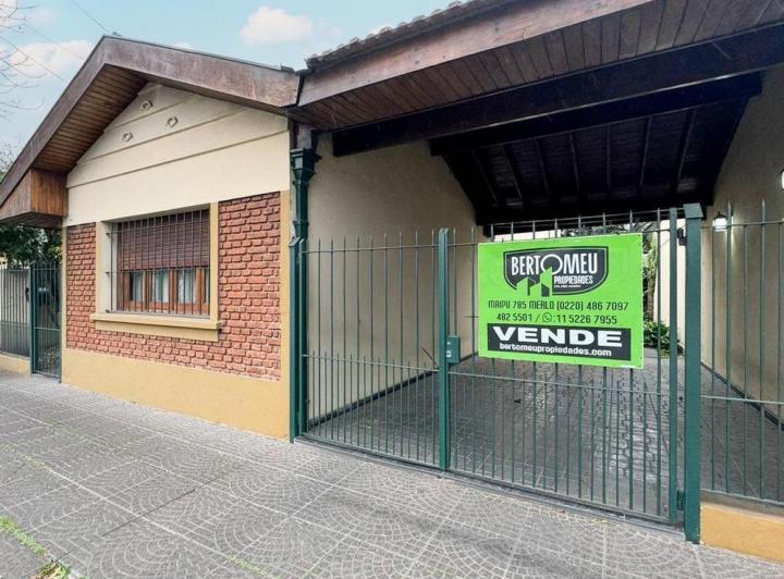 Casa · 180m² · 5 Ambientes · 4 Cocheras