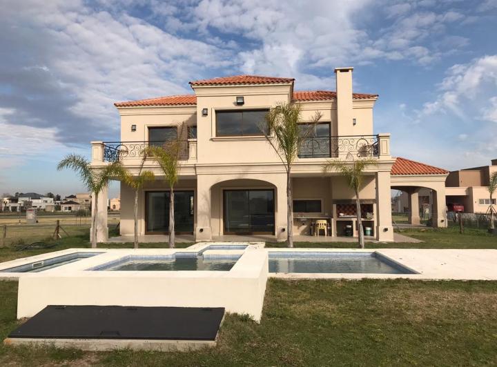 Casa · 400m² · 6 Ambientes · 2 Cocheras