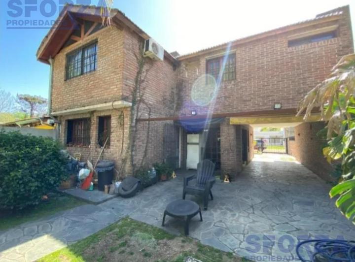Casa · 250m² · 3 Dormitorios · 2 Cocheras