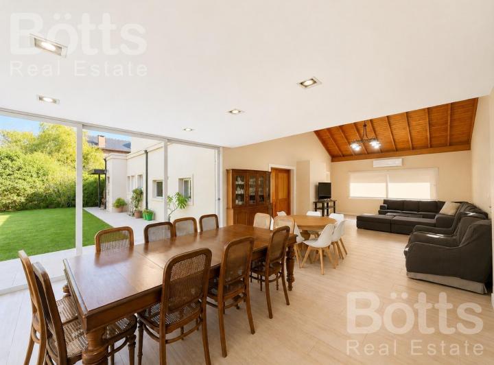 Casa · 185m² · 4 Ambientes · 5 Cocheras