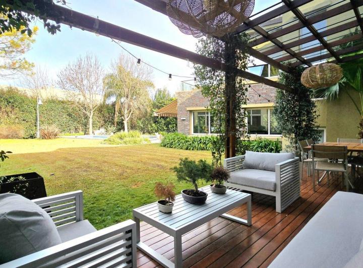 Casa · 1037m² · 12 Ambientes · 6 Cocheras