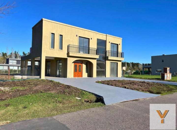 Casa · 230m² · 5 Ambientes