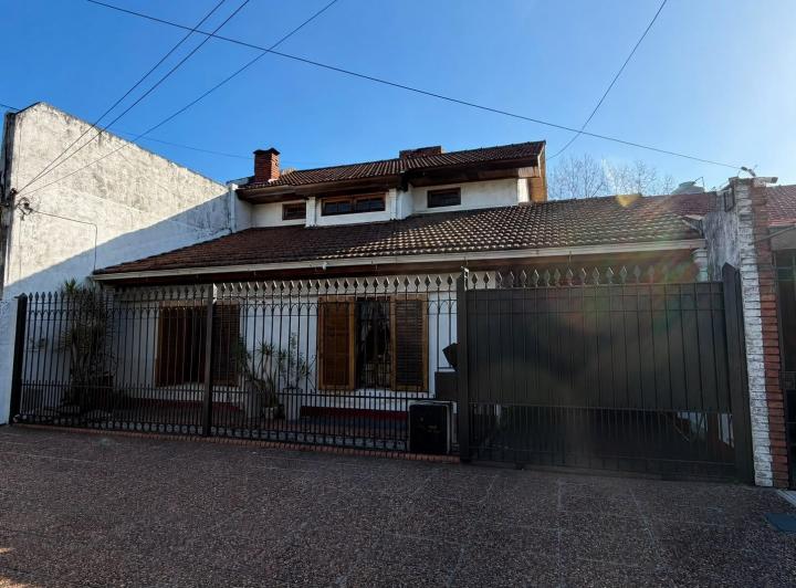 Casa · 200m² · 4 Ambientes · 2 Cocheras