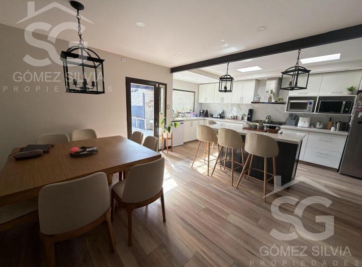 Casa · 270m² · 6 Ambientes · 3 Cocheras