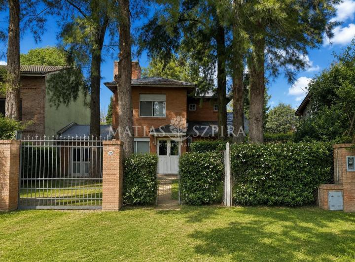 Casa · 241m² · 6 Ambientes · 2 Cocheras
