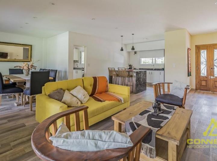 Casa · 180m² · 4 Ambientes · 4 Cocheras