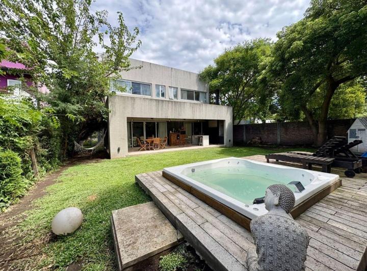 Casa · 178m² · 6 Ambientes · 4 Cocheras