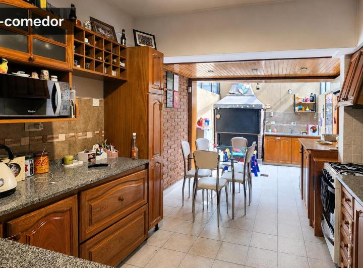 Casa · 72m² · 4 Ambientes · 1 Cochera