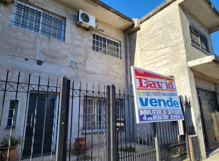 Casa · 330m² · 4 Ambientes · 2 Cocheras
