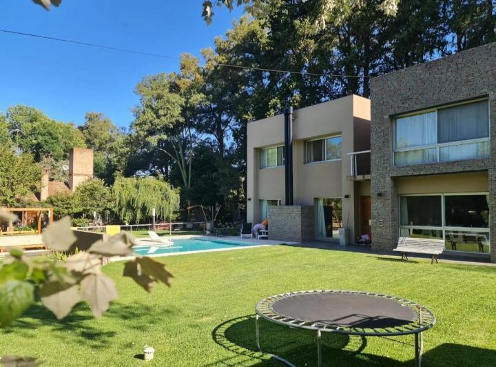 Casa · 270m² · 5 Ambientes · 3 Cocheras