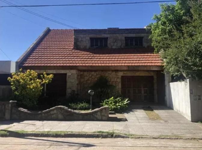Casa · 195m² · 4 Ambientes · 2 Cocheras