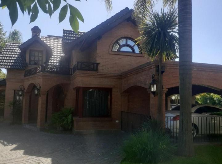 Casa · 240m² · 4 Ambientes · 1 Cochera