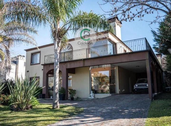 Casa · 335m² · 6 Ambientes · 1 Cochera