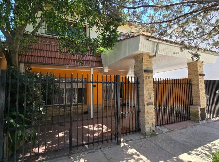 Casa · 110m² · 6 Ambientes · 1 Cochera