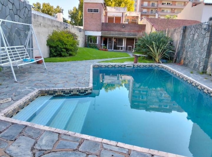 Casa · 240m² · 4 Ambientes · 2 Cocheras