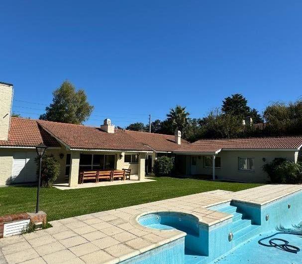 Casa · 353m² · 6 Ambientes · 1 Cochera