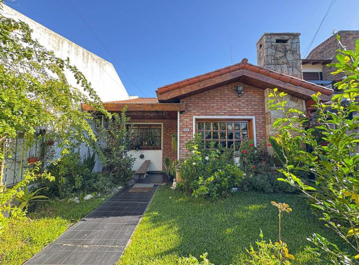 Casa · 120m² · 4 Ambientes · 2 Cocheras