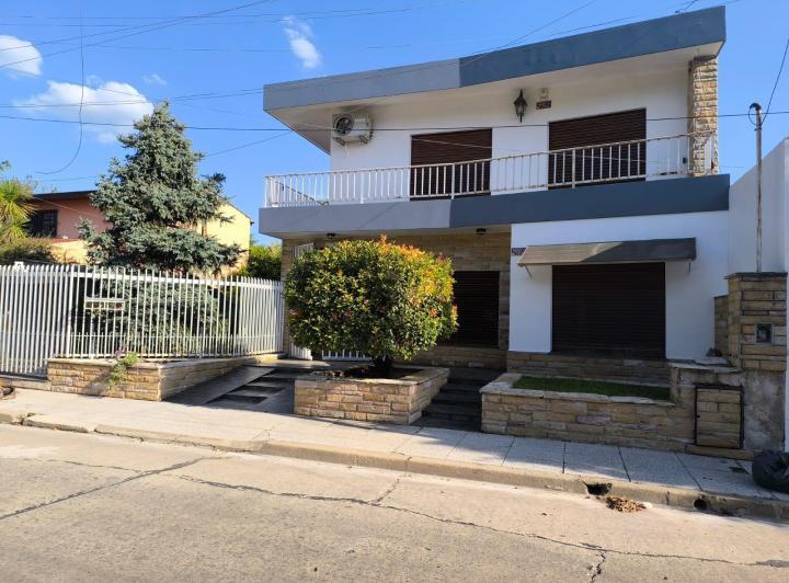 Casa · 320m² · 6 Ambientes · 2 Cocheras
