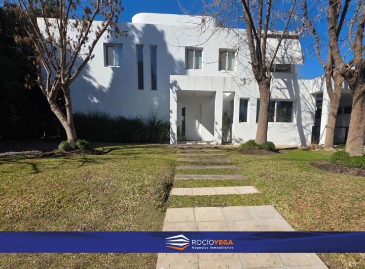 Casa · 160m² · 6 Ambientes · 2 Cocheras