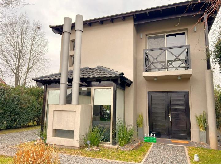 Casa · 160m² · 4 Ambientes · 3 Cocheras