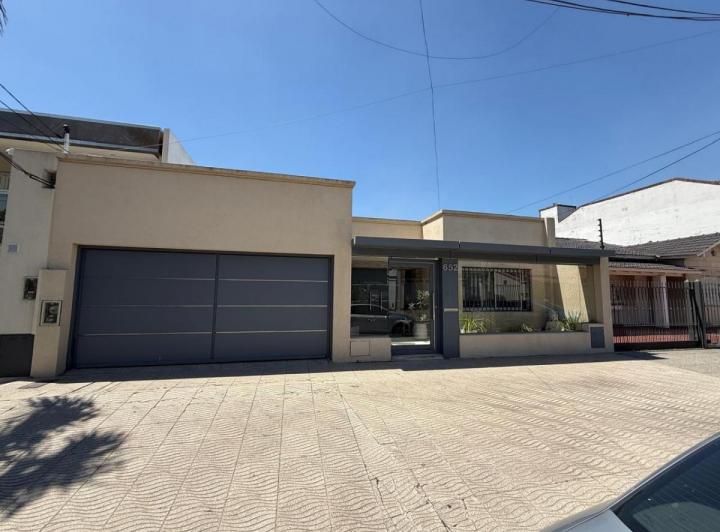 Casa · 230m² · 4 Ambientes · 2 Cocheras