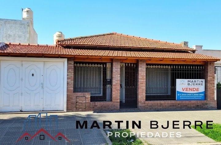 Casa · 220m² · 4 Ambientes · 2 Cocheras