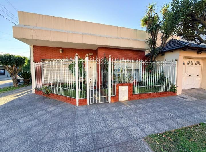 Casa · 130m² · 4 Ambientes · 2 Cocheras