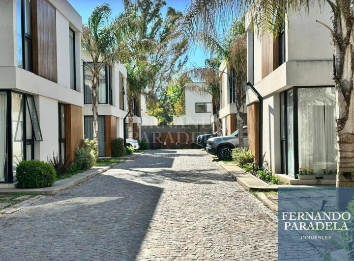 Casa · 100m² · 4 Ambientes · 2 Cocheras