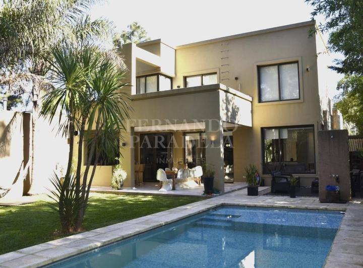 Casa · 240m² · 7 Ambientes