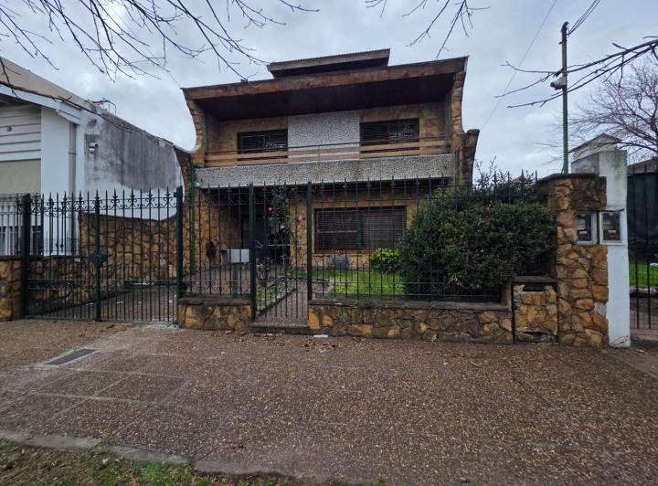 Casa · 180m² · 4 Ambientes · 2 Cocheras