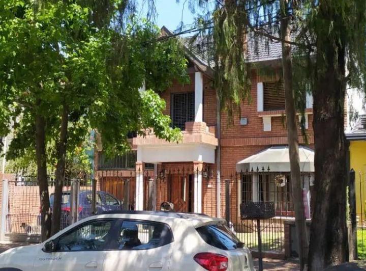 Casa · 300m² · 6 Ambientes · 1 Cochera