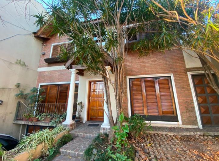 Casa · 220m² · 5 Ambientes · 2 Cocheras