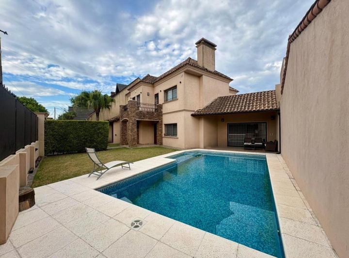 Casa · 316m² · 6 Ambientes · 3 Cocheras