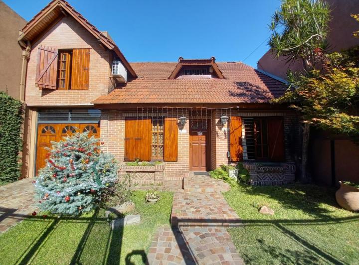 Casa · 300m² · 5 Ambientes · 2 Cocheras