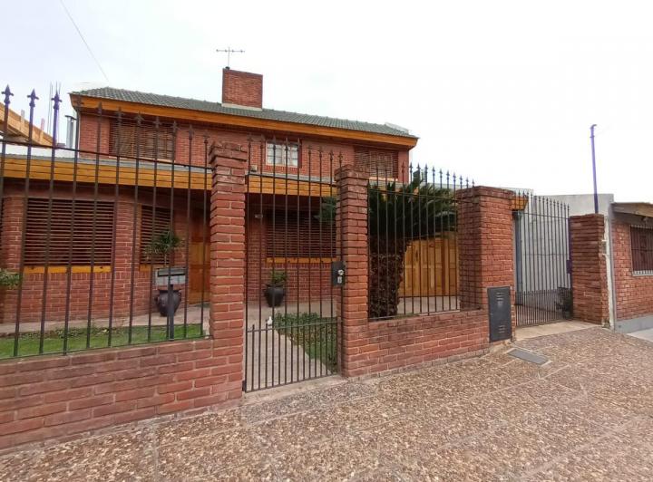 Casa · 224m² · 5 Ambientes · 2 Cocheras
