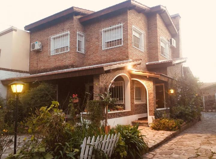 Casa · 240m² · 4 Ambientes · 1 Cochera