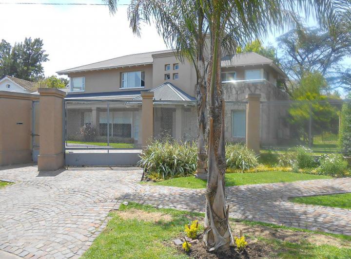Casa · 450m² · 9 Ambientes · 4 Cocheras