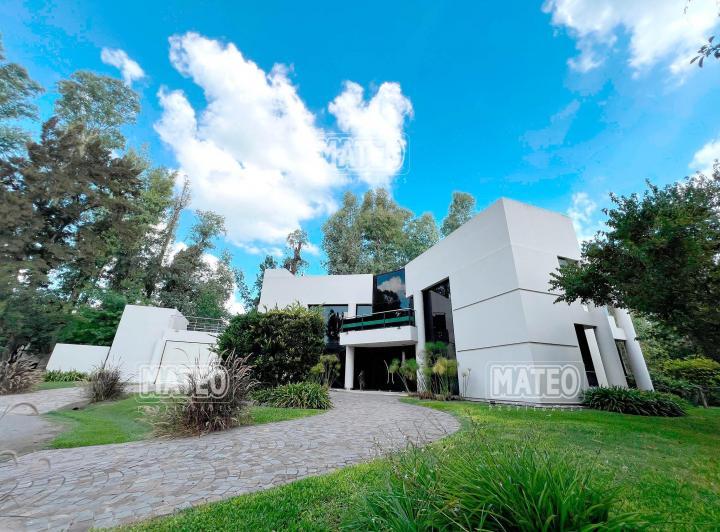 Casa · 336m² · 7 Ambientes · 3 Cocheras